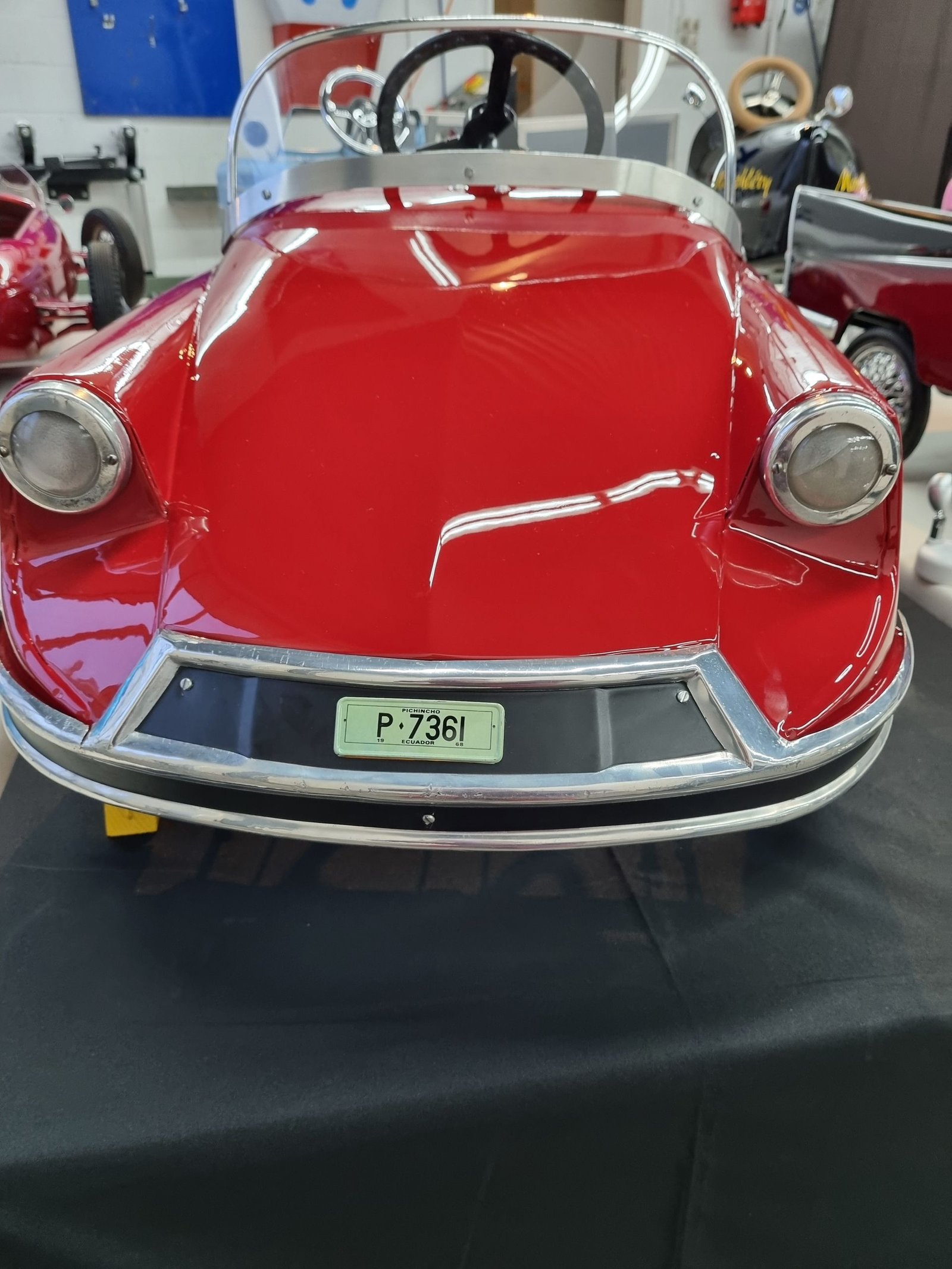 Ein rotes Spielzeugauto mit einem Nummernschild mit der Aufschrift p738